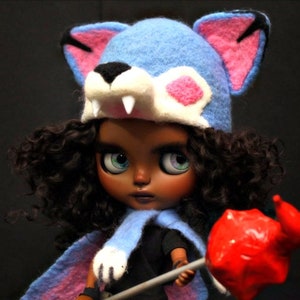 Wolf & Stalky OOAK Custom Blythe Doll and Ständer von Kipo and The Age of Wonderbeasts