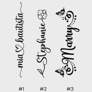 Pu&ograve; includere: Tre disegni verticali neri con nomi in elegante scrittura corsiva. Il primo recita "mia & bautista" con un simbolo a cuore. Il secondo dice "Stephanie" con un fiore e una foglia. Il terzo dice "Marry" con farfalle.