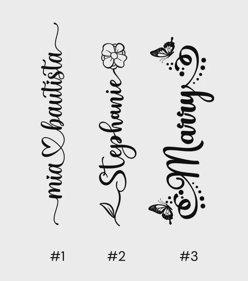 Pu&ograve; includere: Tre disegni verticali neri con nomi in elegante scrittura corsiva. Il primo recita "mia & bautista" con un simbolo a cuore. Il secondo dice "Stephanie" con un fiore e una foglia. Il terzo dice "Marry" con farfalle.