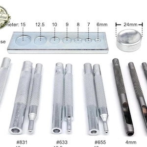 Peut inclure: Un ensemble d'outils en métal comprenant une base rectangulaire 7-en-1 avec des empreintes circulaires de 6mm à 15mm, une base ronde de 24mm et divers outils de frappe argentés à poignées moletées étiquetés #201, #831, #633, #655, 4mm, 3mm et 2.5mm.
