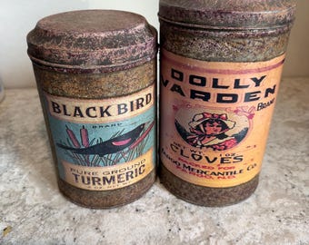 Vintage blikken houder voor 'Dolly Varden Brand Cloves' en vintage blikken bus 'Black Bird Brand Pure Ground Turmeric'