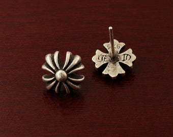 Pendientes de plata de ley con diseño floral y margaritas de estilo gótico vintage.