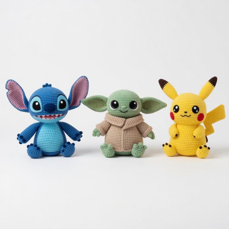 Op de afbeelding: Drie gehaakte karakterpoppen: een blauwe Stitch met grote oren, een groene Baby Yoda in een bruine jas en een gele Pikachu met rode wangen. Elke pop is handgemaakt en staat op een witte ondergrond.