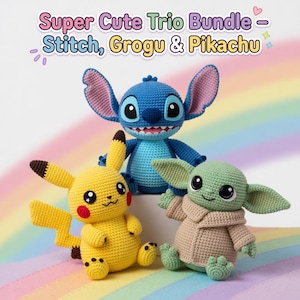 Op de afbeelding: Een trio van gehaakte karakters: Stitch, Grogu en Pikachu. Stitch is blauw met grote oren, Grogu is groen met een bruine jas en Pikachu is geel met rode wangen. De tekst "Super Cute Trio Bundle - Stitch, Grogu & Pikachu" staat bovenaan.