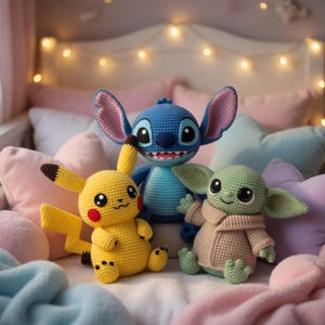 Op de afbeelding: Drie gehaakte karakterpoppen: een gele Pikachu, een blauwe Stitch en een groene Baby Yoda. De poppen zijn handgemaakt met gedetailleerde kenmerken en zitten tussen pastelkleurige kussens, wat een gezellige, speelse sc&egrave;ne cre&euml;ert.