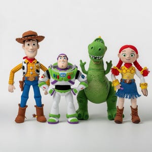 Puede incluir: Cuatro muñecos de ganchillo de los personajes de Toy Story: Woody, Buzz Lightyear, Rex y Jessie. Woody lleva sombrero de vaquero, chaleco y botas. Buzz tiene un traje espacial. Rex es un dinosaurio verde. Jessie tiene un atuendo de vaquera.