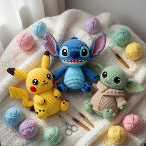 Op de afbeelding: Gehaakte figuren van Stitch, Pikachu en Grogu zitten op een witte deken, omringd door kleurrijke bollen wol, haaknaalden en scharen. Stitch is blauw, Pikachu is geel en Grogu is groen. Een charmante handgemaakte collectie.