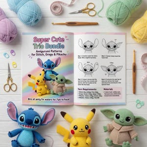 Op de afbeelding: Een open boek met amigurumi-patronen voor Stitch, Grogu en Pikachu, omringd door haakbenodigdheden. De titel van het boek is "Super Cute Trio Bundle". Gehaakte speelgoedjes van de personages worden onder het boek weergegeven.