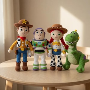 Puede incluir: Cuatro muñecos de ganchillo hechos a mano de personajes de la película de animación Toy Story. Los muñecos incluyen a Woody, Buzz Lightyear, Jessie y Rex el dinosaurio. Cada muñeco está hecho con hilo en los colores y atuendos característicos de los personajes.