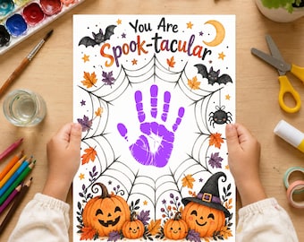 Puede incluir: Una hoja de papel rectangular blanca con el texto You Are Spook-tacular en letras coloridas, una huella de mano morada en el centro, un fondo de telaraña negra, murciélagos ilustrados, una luna creciente y tres calabazas sonrientes con hojas.
