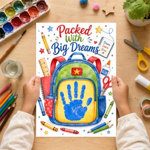 Può includere: Un'illustrazione colorata di uno zaino con un'impronta di mano blu sulla tasca anteriore, circondato da materiale scolastico come matite, un righello, forbici e colla. Il testo recita Packed With Big Dreams e Dream Learn Grow.
