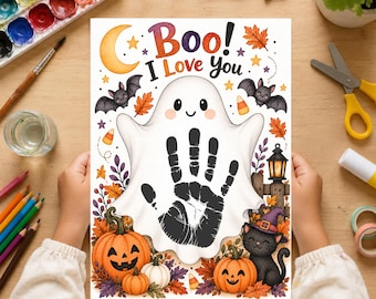 Puede incluir: Una lámina artística rectangular con temática de Halloween que presenta un fantasma blanco central con una huella de mano negra. El texto dice Boo! I Love You. El diseño incluye calabazas naranjas, un gato negro, murciélagos y hojas de otoño.