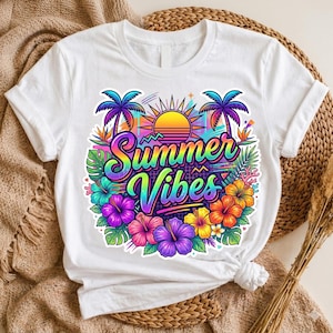 Peut inclure: Un t-shirt blanc à manches courtes avec une impression graphique colorée portant le texte Summer Vibes dans une police dégradée. Le motif comprend des palmiers, un soleil couchant et diverses fleurs d'hibiscus tropicales aux tons rose, violet, orange et jaune.
