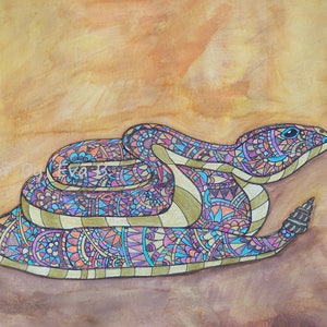 Hand gezeichnete bunte Klapperschlangen-Schlangenkunst auf Aquarellpapier mit Tinte und Farbstiften mit Aquarellfarben Hintergrund 15 x 11 Zoll