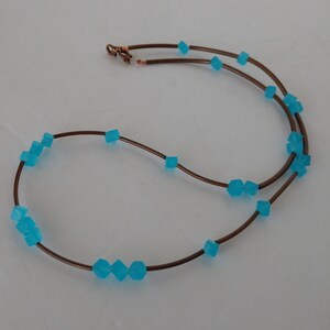 Colar de cubo azul-água feito à mão: contas de tubo de latão e cobre