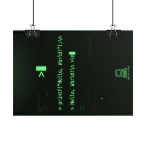Peut inclure: Une affiche rectangulaire noire suspendue par deux pinces métalliques noires. Le design présente un code informatique en vert vif affichant printf("Hello, World!");
 et > Hello, World!
, avec une petite icône d'ordinateur et le texte CODE THE FUTURE.
