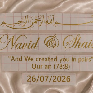 Può includere: Quattro adesivi in vinile dorato su carta di trasferimento a griglia. Il primo presenta una calligrafia araba, il secondo riporta "Navid & Shaista", il terzo "And We created you in pairs" Qur'an (78:8) e l'ultimo "26/07/2026".