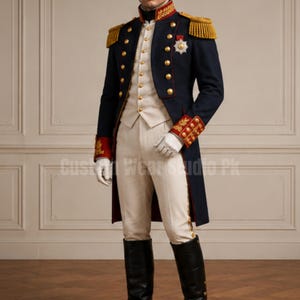 Puede incluir: Una casaca azul marino de estilo militar con charreteras doradas, puños rojos y botones dorados, sobre un chaleco y pantalones blancos. El conjunto incluye guantes blancos y botas negras hasta la rodilla. El texto Custom Wear Studio Pk es visible.