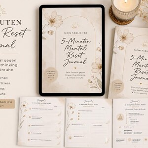Könnte beinhalten: Eine Sammlung von Journalen und ein Tablet mit dem Text "5-MINUTEN Mental Reset Journal". Die Journale und das Tablet haben ein beiges Blumendesign. Der Text auf dem Journal lautet "Dein Journal gegen Stress, Overthinking & innere Unruhe".