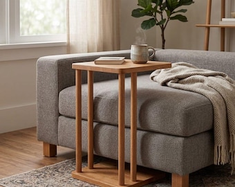 La mesita auxiliar de madera está hecha de madera maciza de haya.