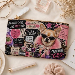 Könnte beinhalten: Eine rechteckige Reißverschlusstasche mit einem Collage-Design mit einem Chihuahua mit Sonnenbrille und einem rosa Pelzkragen. Der Text enthält "small dog big attitude" und "Chihuahua CEO". Die Tasche hat einen weißen Lederzug.