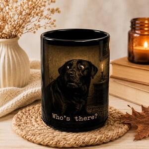 Caneca de cerâmica preta com estampa de labrador e fantasma, tema de Halloween, disponível em 325 ou 440 ml. Conjunto de canecas com fantasma para o Halloween. Caneca de café com labrador preto.