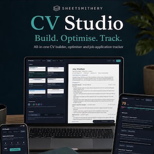 Op de afbeelding: Een laptop, tablet en smartphone met de software-interface van SheetSmithery CV Studio. De schermen tonen een cv-bouwer, een tracker voor sollicitaties en optimalisatietools met de tekst CV Studio, Build, Optimise, Track.