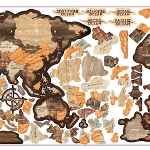 Könnte beinhalten: Ein Holzpuzzle der Weltkarte mit einzelnen Teilen, die Kontinente und Länder darstellen. Das Puzzle zeigt eine Windrose und Ozeanbeschriftungen. Die Karte ist in Braun- und Beigetönen gehalten, mit blauen Akzenten für Gewässer.