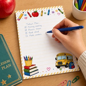 Könnte beinhalten: Ein linierter Notizblock mit gelb-weiß gestreiftem Rand, verziert mit Illustrationen von Buntstiften, einem Apfel, einem Schulbus und Büchern. Der Text lautet Today's Plan: Morning meeting, Phonics lesson, Read aloud, Math centers.