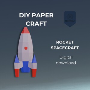 Op de afbeelding: Een afbeelding voor doe-het-zelf papierknutselen met een raketruimteschipontwerp. De raket is voornamelijk wit met rode, blauwe en grijze accenten. De tekst "DIY PAPER CRAFT" en "ROCKET SPACECRAFT" staan boven en onder de raket. De tekst "Digital download" is ook zichtbaar.