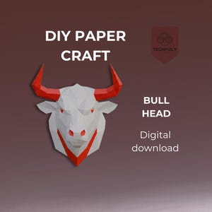 Può includere: Una testa di toro in carta in stile low-poly con volto bianco e corna, occhi e dettaglio del collo rosso brillante. Il testo recita DIY PAPER CRAFT, BULL HEAD, Digital download e TECHPOLY. Il design presenta sfaccettature geometriche.