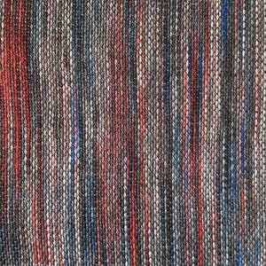 K&ouml;nnte beinhalten: Nahaufnahme eines gewebten Stoffes mit einem gestreiften Muster in Rot-, Blau-, Grau- und Wei&szlig;t&ouml;nen.