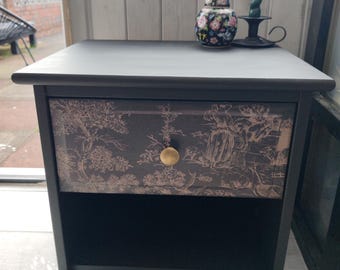Mesita de noche estilo cottagecore oscuro / Mesita de noche reciclada