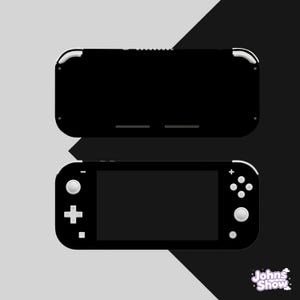 Può includere: Una console di gioco portatile nera mostrata dal davanti e dal retro. La parte anteriore presenta uno schermo centrale, un pad direzionale, due levette analogiche e quattro pulsanti azione. Il retro è nero con accenti argentati agli angoli.