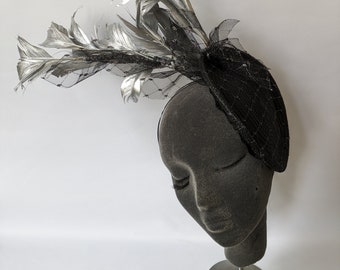 Silberner Feder- und schwarzer Untertassen-Fascinator