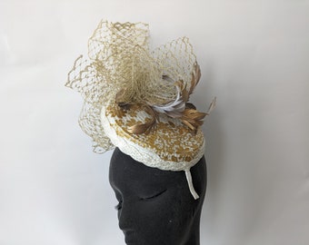 Fascinator con piume beige/avorio e oro spento Madre della sposa/matrimonio/gare/festa