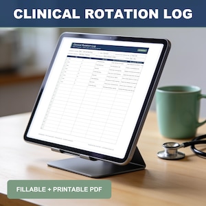 Könnte beinhalten: Ein Tablet auf einem Ständer zeigt ein Clinical Rotation Log Dokument mit Spalten für Datum, Uhrzeit und klinische Aktivitäten. Der Bildschirm zeigt eine ausfüllbare und druckbare PDF-Vorlage zur Dokumentation von klinischen Erfahrungen.