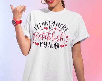 Camiseta "Solo estoy aquí para establecer mi coartada" - Camiseta gráfica de humor sobre crímenes reales