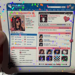 Op de afbeelding: Een vierkante holografische sticker met een nostalgische MySpace-profiellay-out voor de gebruiker xxchaosqueenxx. Het ontwerp bevat een profielfoto, een muziekspeler die Evanescence toont en een sectie met de top acht vrienden.