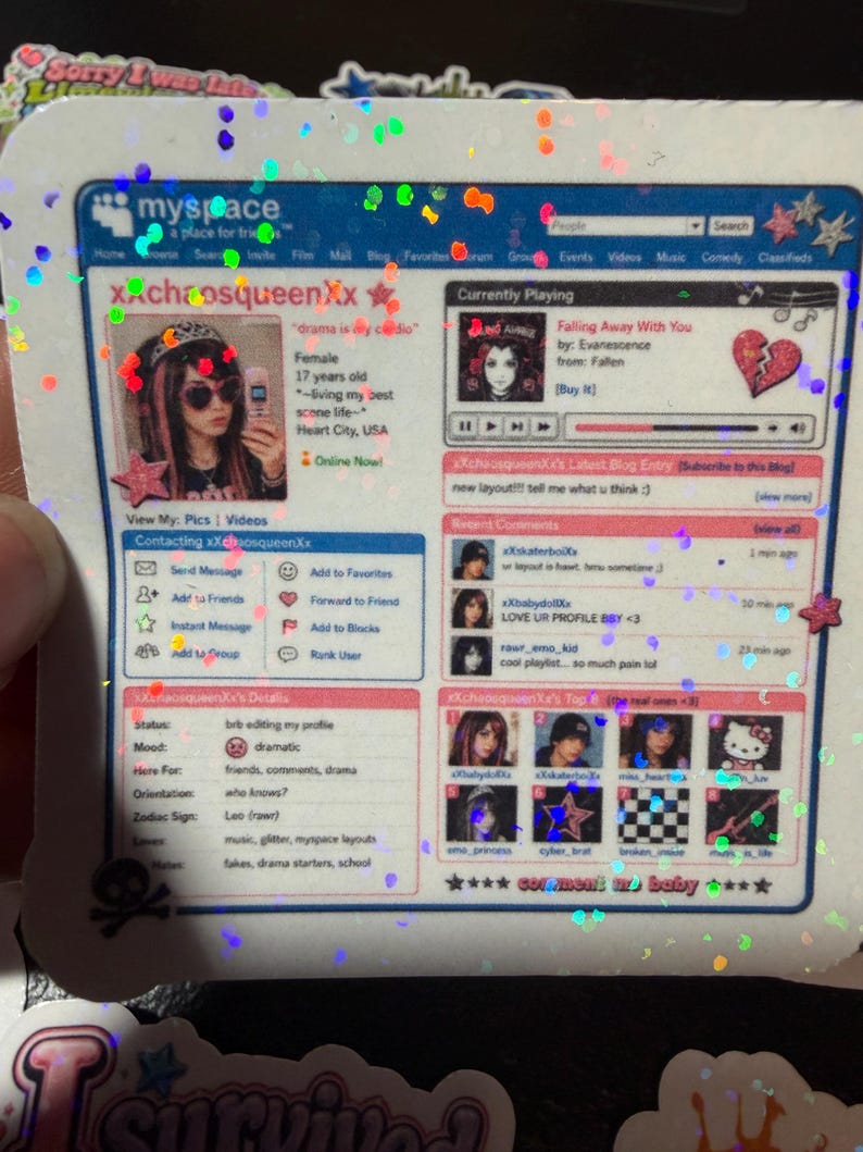 Op de afbeelding: Een vierkante holografische sticker met een nostalgische MySpace-profiellay-out voor de gebruiker xxchaosqueenxx. Het ontwerp bevat een profielfoto, een muziekspeler die Evanescence toont en een sectie met de top acht vrienden.