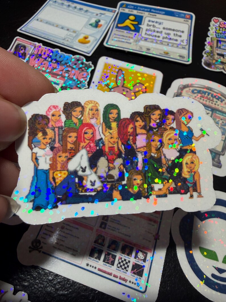 Op de afbeelding: Een holografische sticker met een groep ge&iuml;llustreerde personages met diverse haarkleuren en stijlen, gekleed in kleding ge&iuml;nspireerd op het begin van de jaren 2000. De sticker heeft een gestanste vorm en een glinsterend, veelkleurig effect.