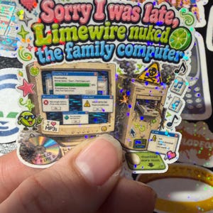 Op de afbeelding: Een holografische sticker met een beige desktopcomputer, een rokende toren, meerdere foutmeldingen en de tekst Sorry I was late, Limewire nuked the family computer. Het ontwerp bevat een mix-cd, een limoenpictogram en diverse digitale iconen.