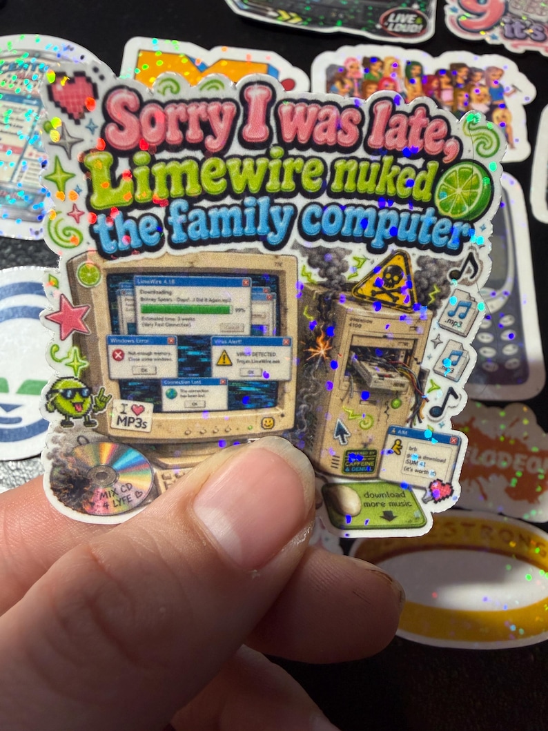 Op de afbeelding: Een holografische sticker met een beige desktopcomputer, een rokende toren, meerdere foutmeldingen en de tekst Sorry I was late, Limewire nuked the family computer. Het ontwerp bevat een mix-cd, een limoenpictogram en diverse digitale iconen.
