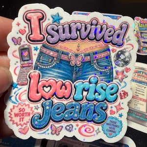 Op de afbeelding: Een holografische sticker met een blote buik in een blauwe spijkerbroek met lage taille, een vlinderriemgesp en een navelpiercing. Tekst: I survived low rise jeans, so worth it, en those waistbands were criminal. Inclusief een klaptelefoon en discobal.