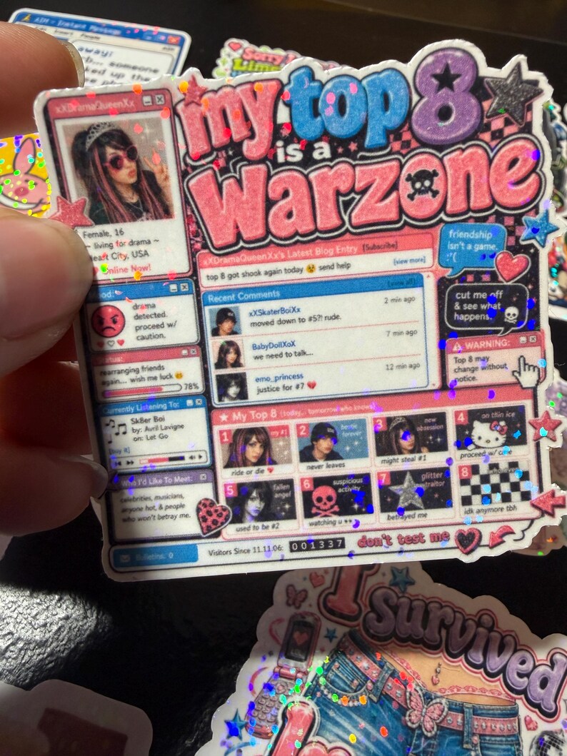 Op de afbeelding: Een holografische sticker met een social media profiel lay-out uit de jaren 2000 met de tekst "my top 8 is a WARZONE". Het ontwerp bevat een gebruikersavatar, een sectie voor recente reacties, een "My Top 8"-raster en een bezoekersteller op 001337.