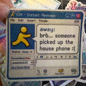 Op de afbeelding: Een rechthoekige holografische sticker met een retro instant messaging-vensterinterface. De afbeelding toont het gele AIM-icoon van een rennend persoon, de tekst "away: brb... someone picked up the house phone :(" en de schermnaam "pixelchick23".