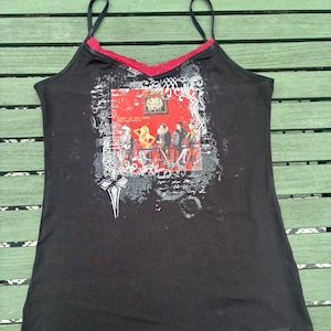 Camiseta de tirantes con estampado de Panic at the Disco: Una fiebre que no puedes sudar.