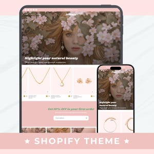 Può includere: Visualizzazione digitale di un sito web di e-commerce di gioielli su tablet e smartphone. Il sito presenta collane, orecchini e bracciali in oro. Il testo "Highlight your natural beauty" è visualizzato, insieme a un'offerta promozionale.