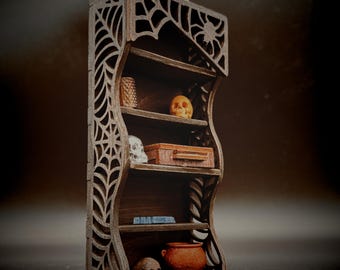 Miniatur-Apothekerregal im gotischen Stil | Maßstab 1:12 | Handgebeiztes Holz | Verwittertes Schwarzbraun