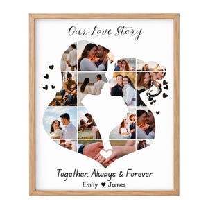 Op de afbeelding: Een ingelijste fotocollage in een lichthouten lijst met de tekst Our Love Story bovenaan en Together, Always & Forever Emily and James onderaan. De foto's zijn gerangschikt in de silhouetvorm van een koppel met kleine hartjes.